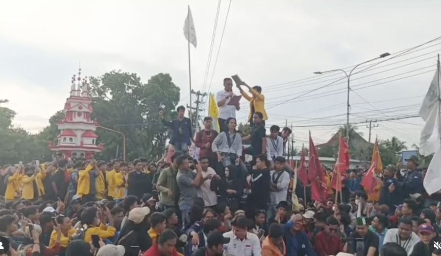 Bengkulu Jadi Contoh! Aksi Mahasiswa Berjalan Kondusif, Ditutup Gotong Royong Bersama TNI-Polri