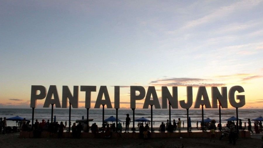 Pantai Panjang Bengkulu: Menguak Dualisme Ikon Pariwisata, Tantangan Kronis, dan Visi Masa Depan